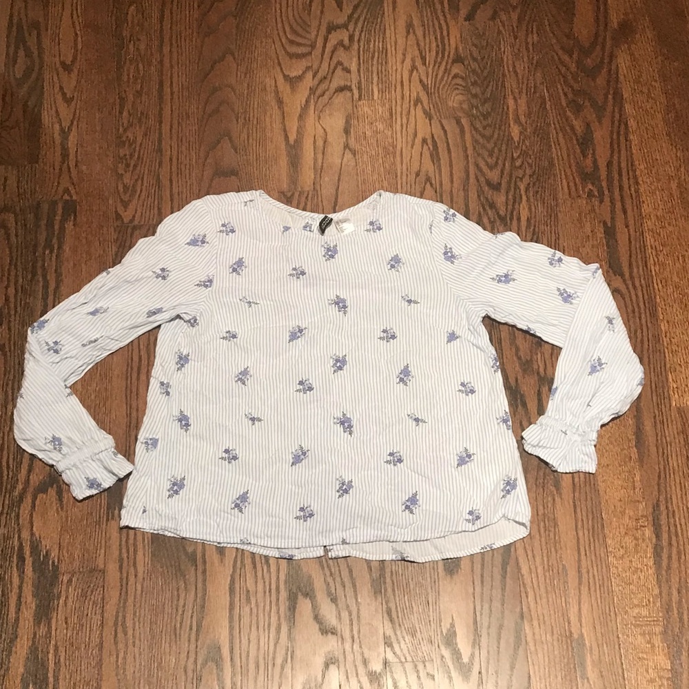 🍒H&M Divided Button Back Print Top